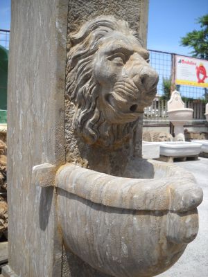 FONTANA IN PIETRA A COLONNA cm. 120 - Clicca l'immagine per chiudere