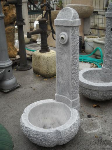 FONTANA A COLONNA IN CEMENTO TIPO MORTAIO