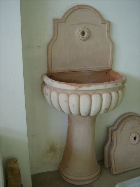 FONTANA IN TERRACOTTA A PARETE VASCA C.