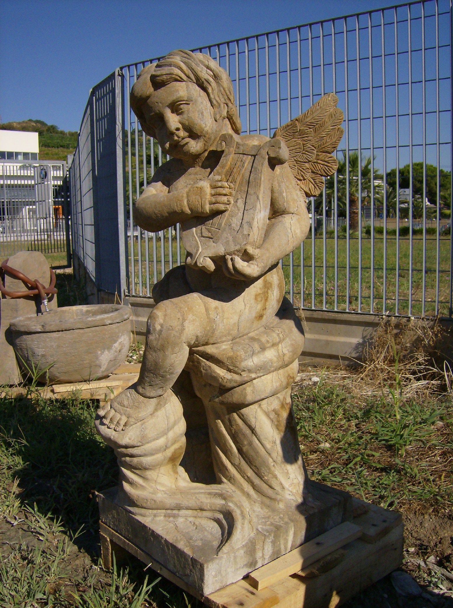 STATUA PUTTO MUSICISTA IN PIETRA VECCHIA CM. 100 - Clicca l'immagine per chiudere