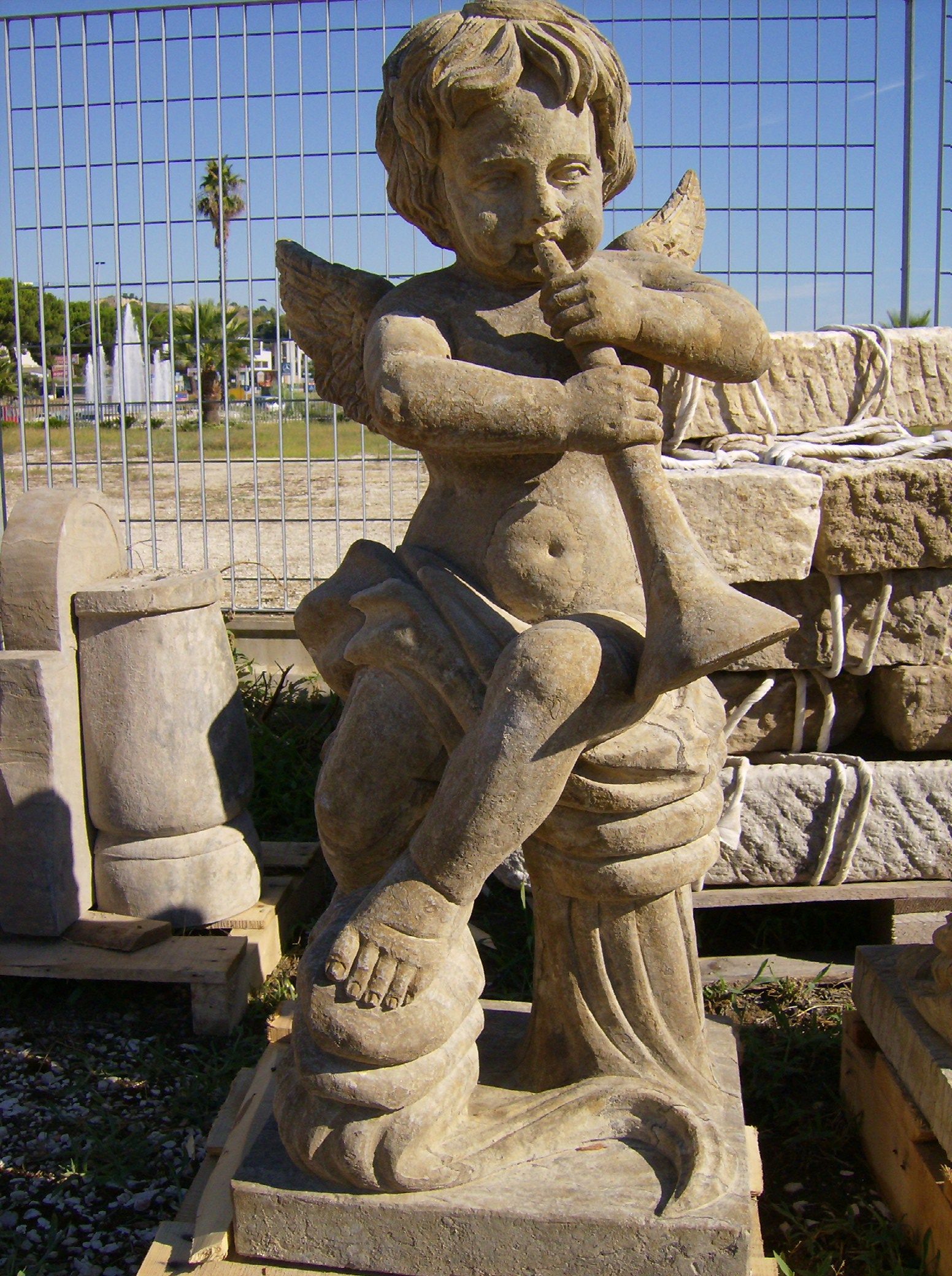 STATUA PUTTO MUSICISTA IN PIETRA VECCHIA CM. 100 - Clicca l'immagine per chiudere