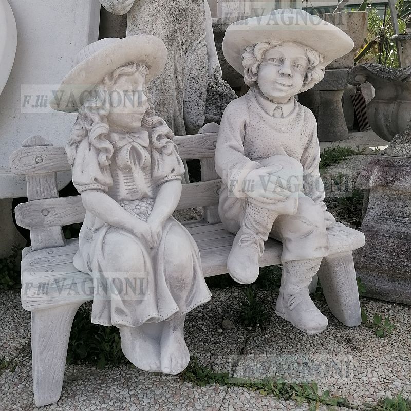 BIMBI PUTTI CON CAPPELLO SU PANCHINA IN CEMENTO